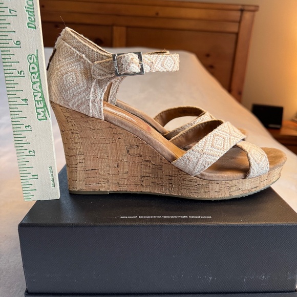 12  W - TOMS Tan Cork Platform Wedge Sandal Women’s Ankle Strap Sandals - Picture 2 of 11